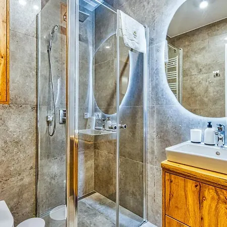 Z Basenem I Saunami Stone Hill Vip Centrum By Royal Aparts شكلارسكا بوريبا